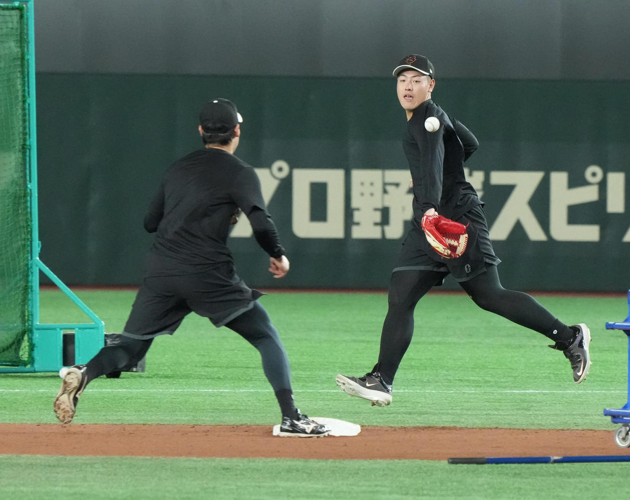 巨人対日本ハム　試合前の練習で二塁の守備に就き中山（左）と併殺プレーを繰り返す巨人岡本和（撮影・小沢裕）