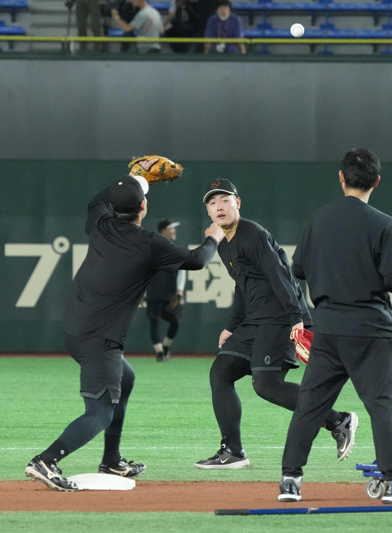 巨人対日本ハム　試合前の練習で二塁の守備に就き中山（左）と併殺プレーを繰り返す巨人岡本和（撮影・小沢裕）