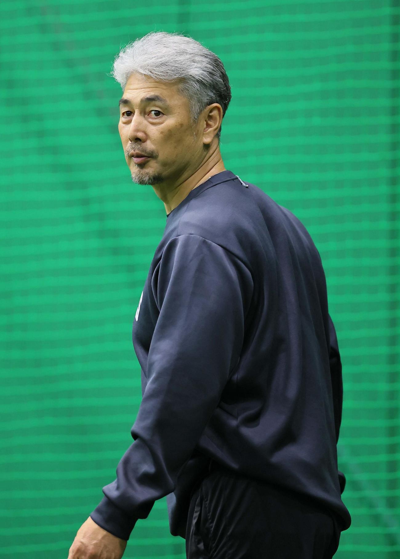 練習を見守る吉井監督（撮影・上田博志）