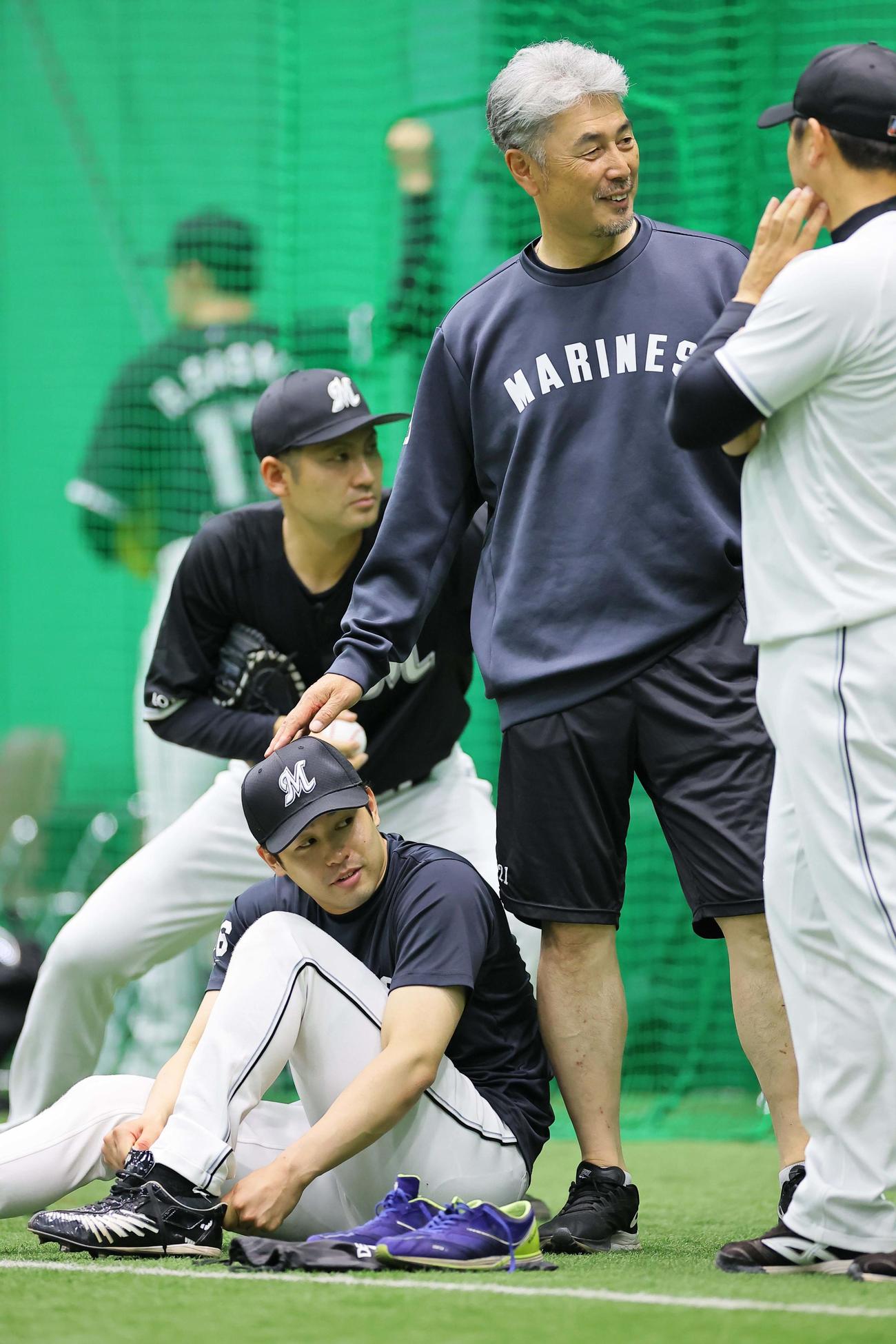 種市篤暉の頭に手をやり笑顔を見せる吉井監督（撮影・上田博志）