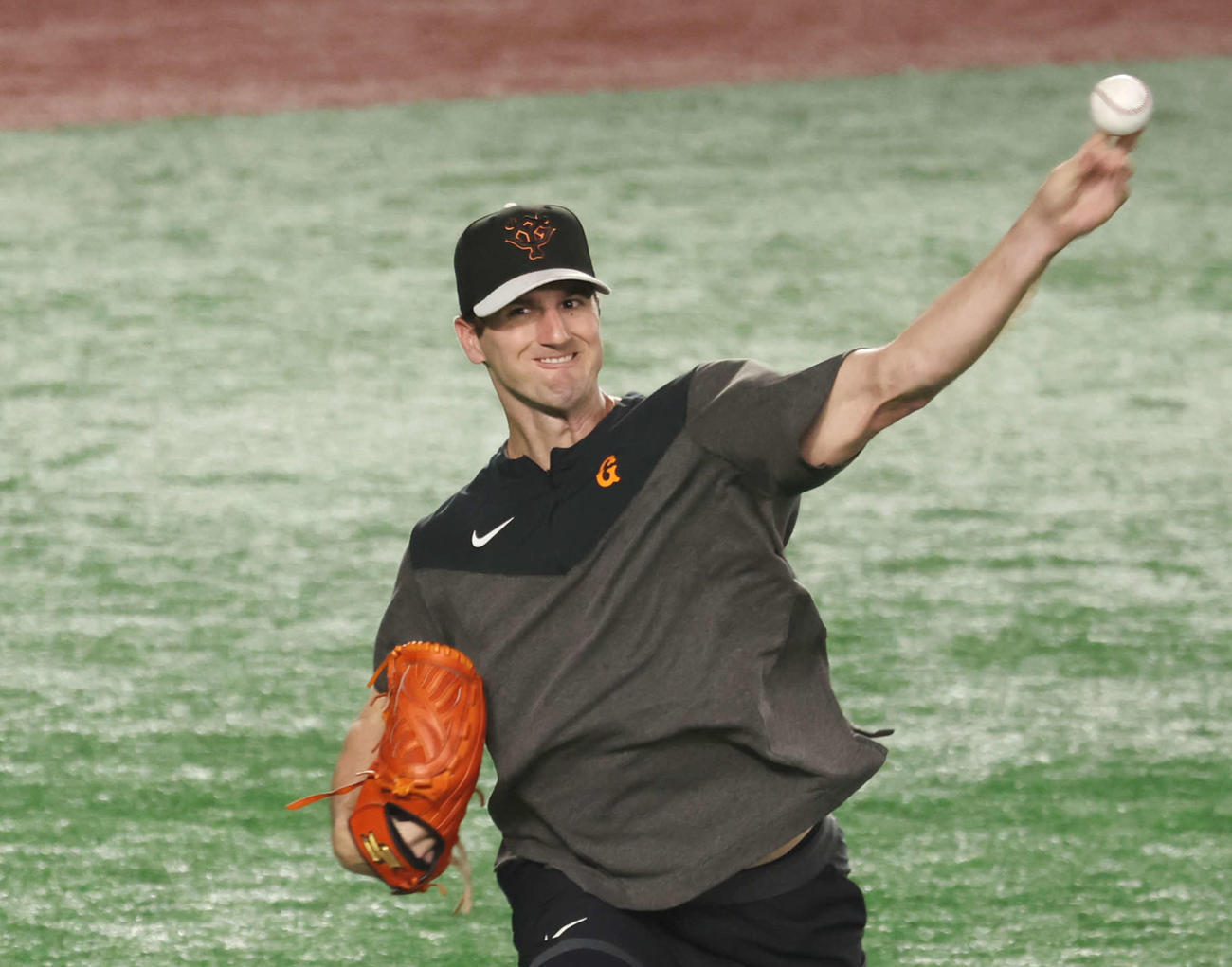 巨人対日本ハム　試合前、キャッチボールする巨人グリフィン（撮影・宮地輝）
