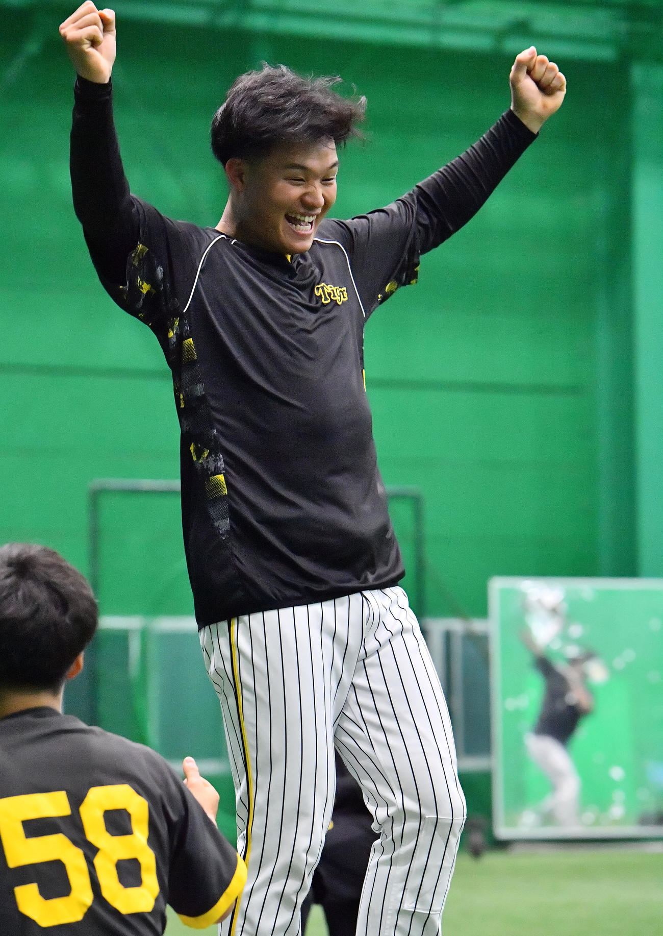 基礎トレーニングで目標を達成しガッツポーズする阪神森下（撮影・和賀正仁）