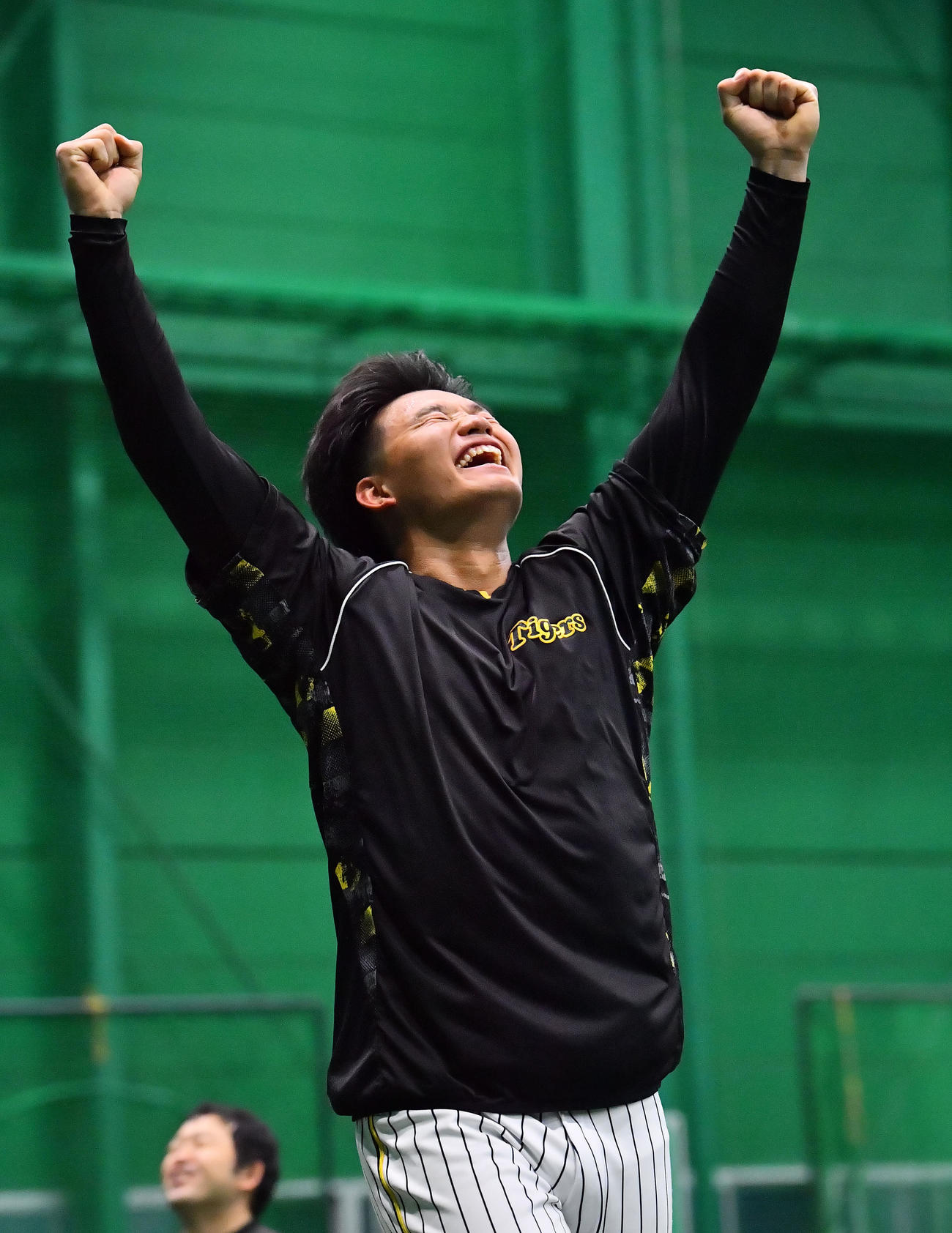 基礎トレーニングで目標を達成しガッツポーズする阪神森下（撮影・和賀正仁）