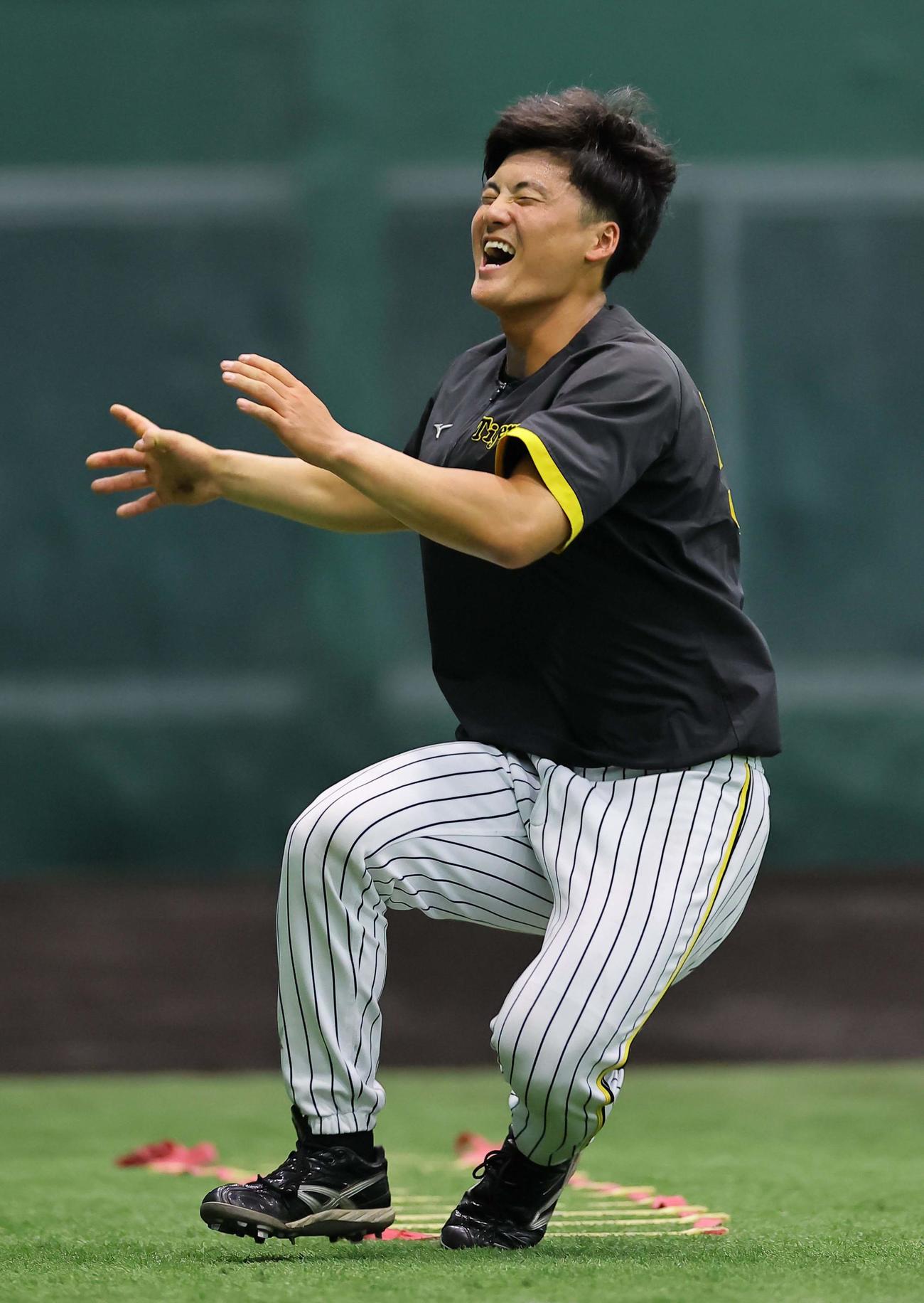 明るい表情で練習に励む前川（撮影・上田博志）