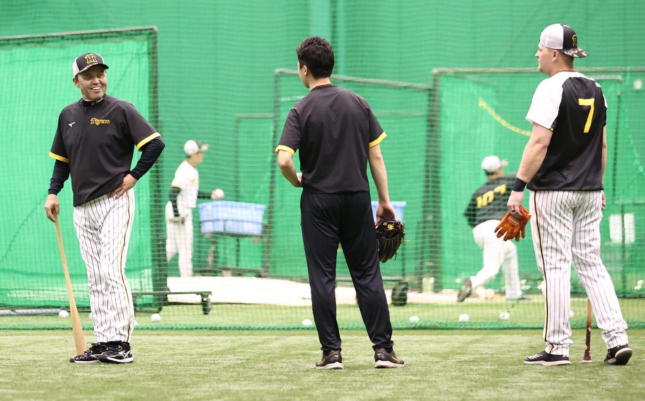 ノイジー（右）と話し合う岡田監督（撮影・上田博志）