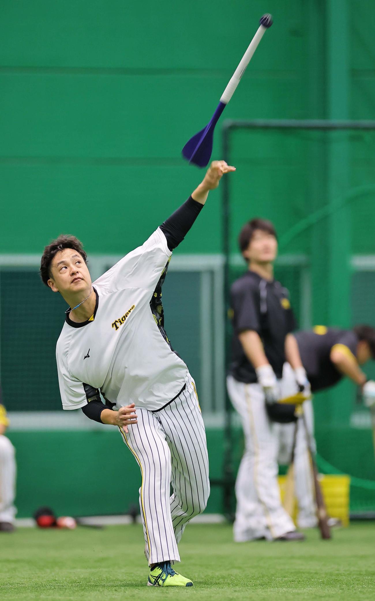 矢を使って投球練習をする大竹（撮影・上田博志）