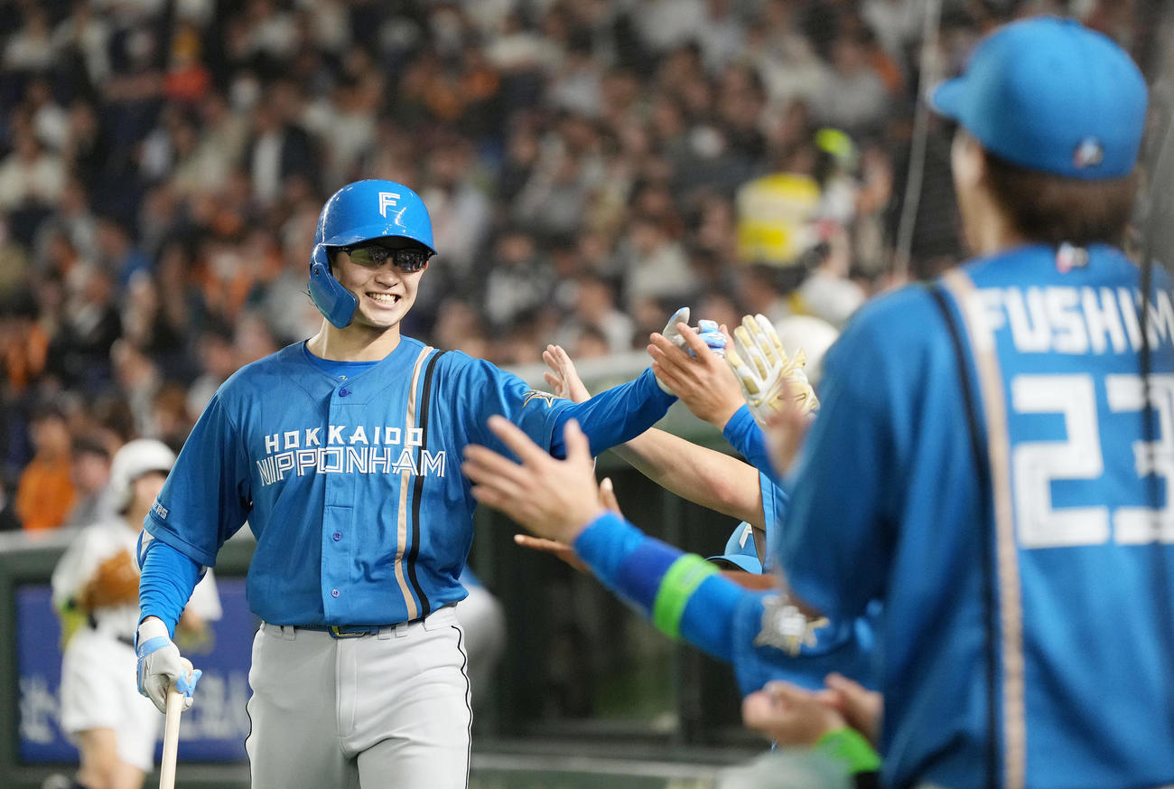 巨人対日本ハム　4回表日本ハ1死一、二塁、遊ゴロに倒れるも、三塁走者アルカンタラが生還し、ベンチに戻り笑顔の鈴木（撮影・鈴木みどり）