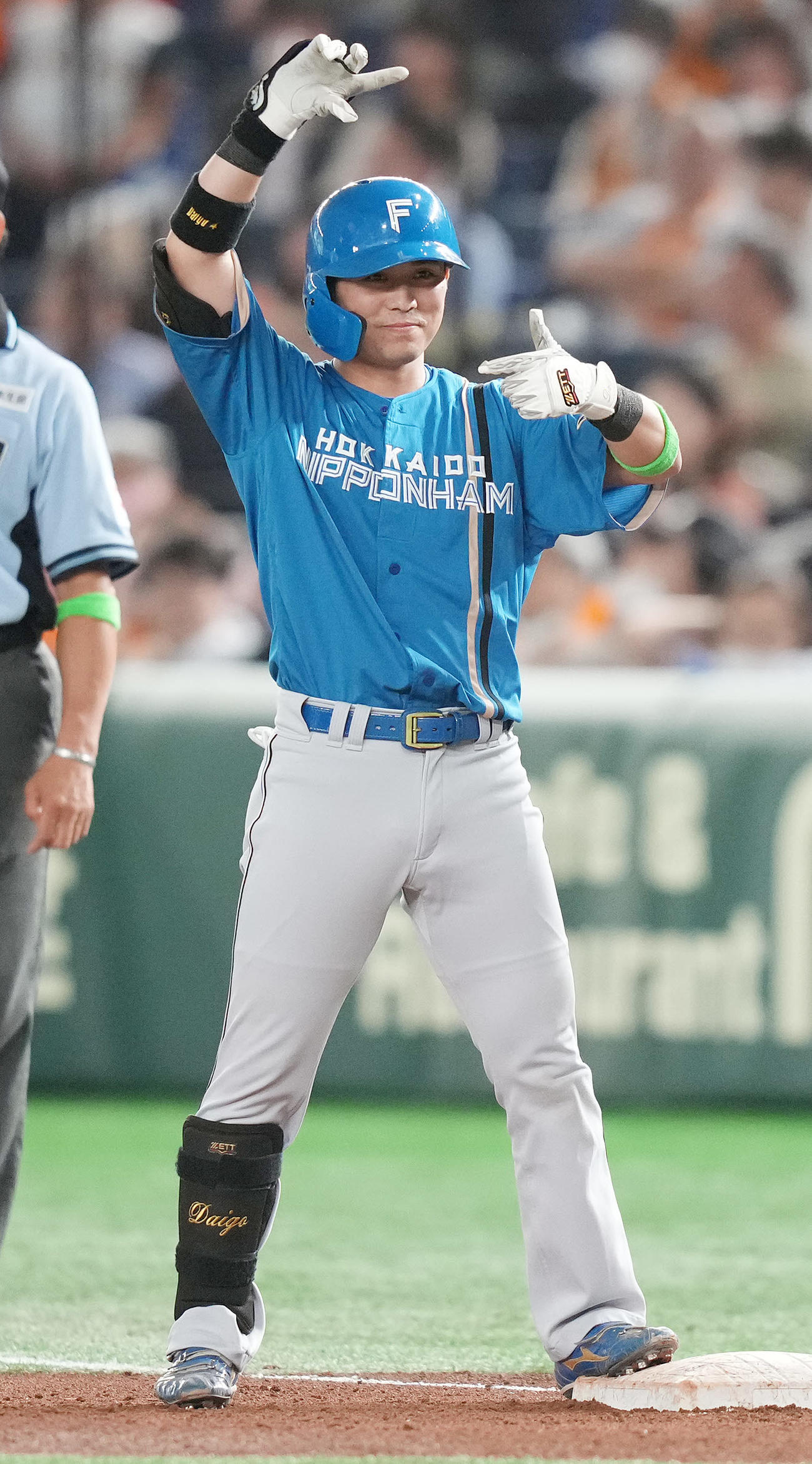 巨人対日本ハム　4回表日本ハム1死一、三塁、右前適時打を放ち、塁上でポーズを取る上川畑（撮影・鈴木みどり）