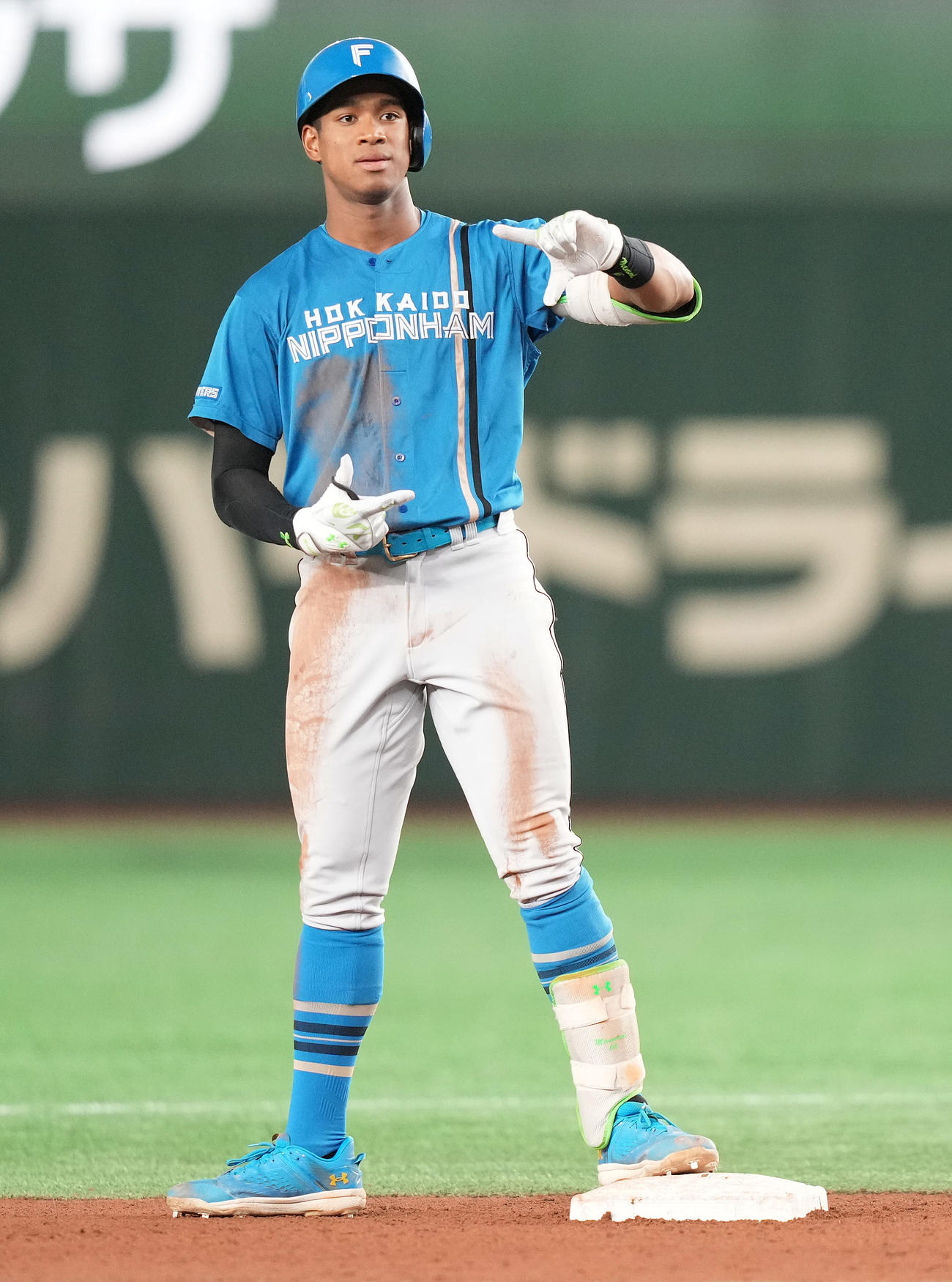 巨人対日本ハム　4回表日本ハム無死、右二塁打を放ち、塁上でポーズを取る万波（撮影・鈴木みどり）