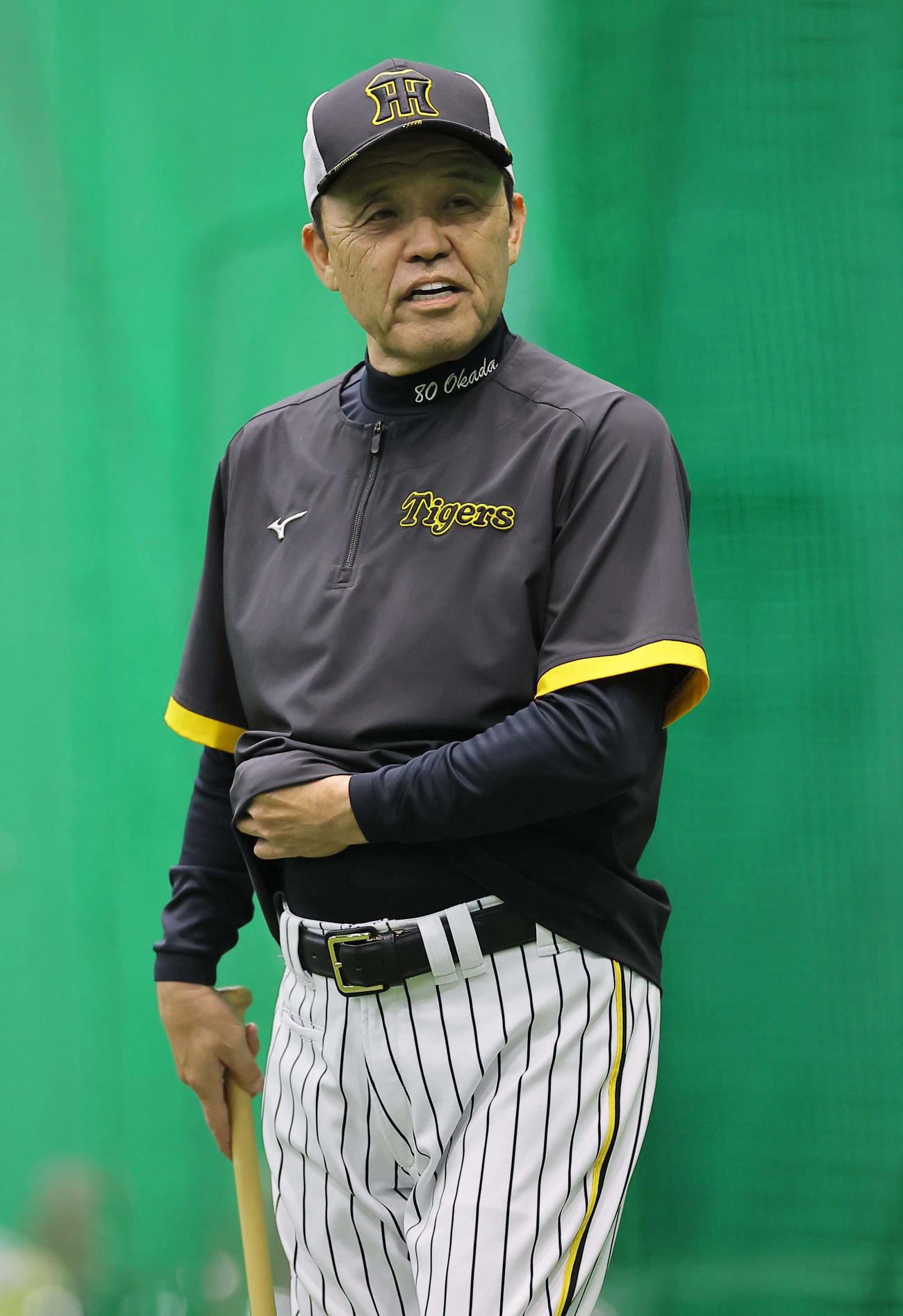 ナインの練習を見守る岡田監督（撮影・上田博志）
