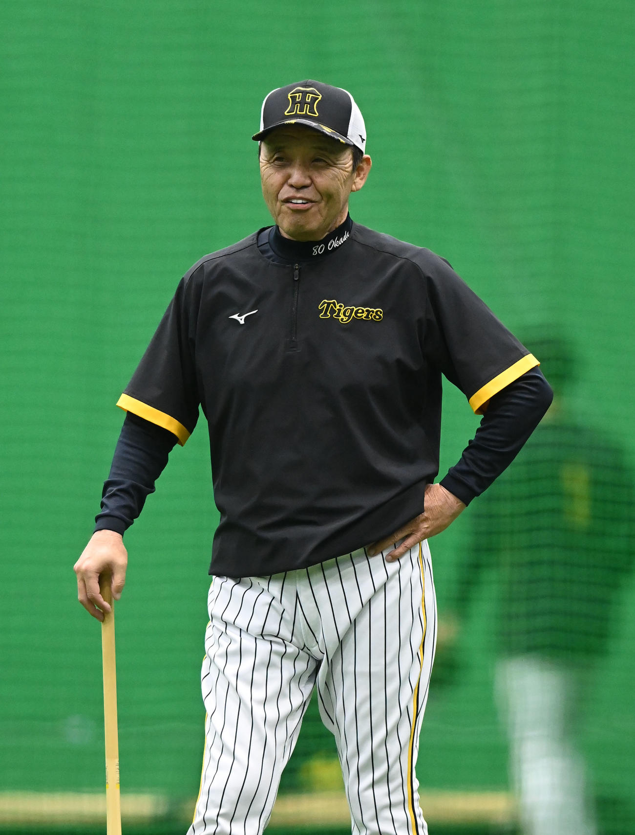 笑顔で練習を見守る阪神岡田監督（撮影・和賀正仁）