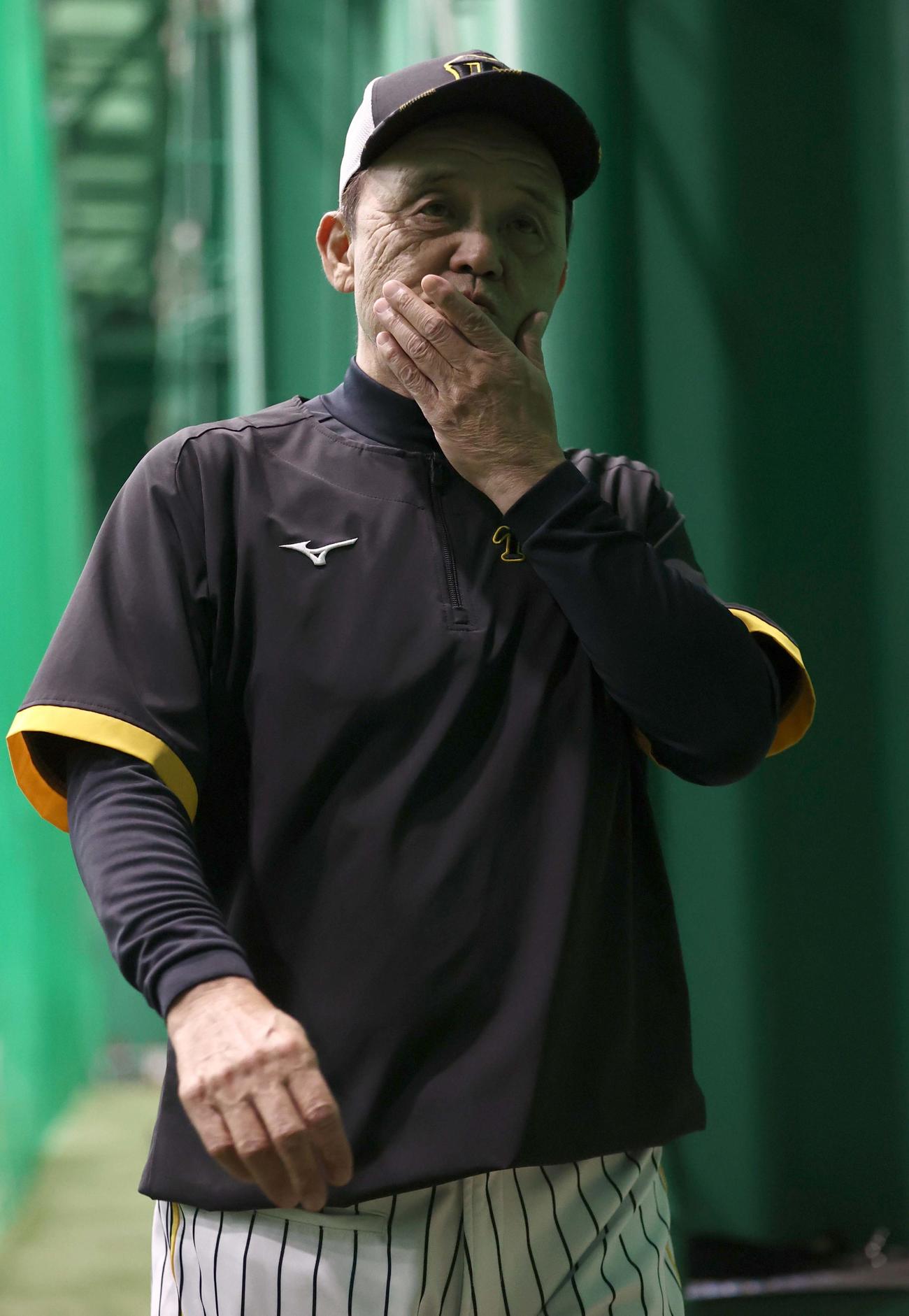 室内練習場を引き揚げる阪神岡田監督（撮影・上田博志）
