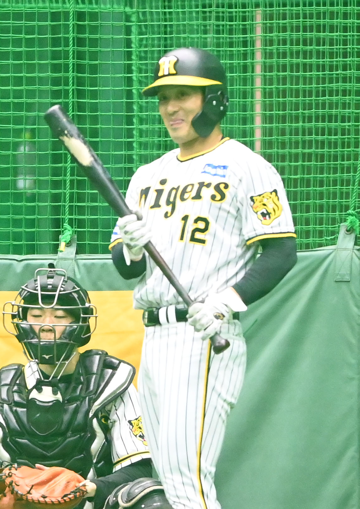 バントの構えで笑顔を見せる阪神坂本誠志郎（撮影・和賀正仁）