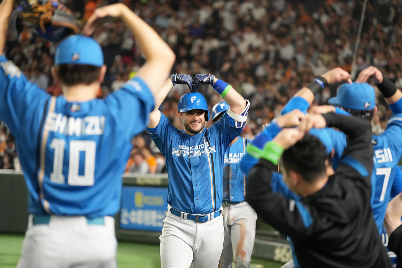 巨人対日本ハム　5回表日本ハム2死二塁、左越え2点本塁打を放ったマルティネス（中央）はベンチ前でポーズ（撮影・鈴木みどり）
