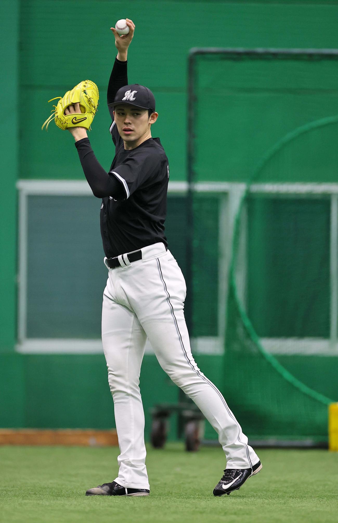 キャッチボールで調整するロッテ佐々木朗（撮影・上田博志）