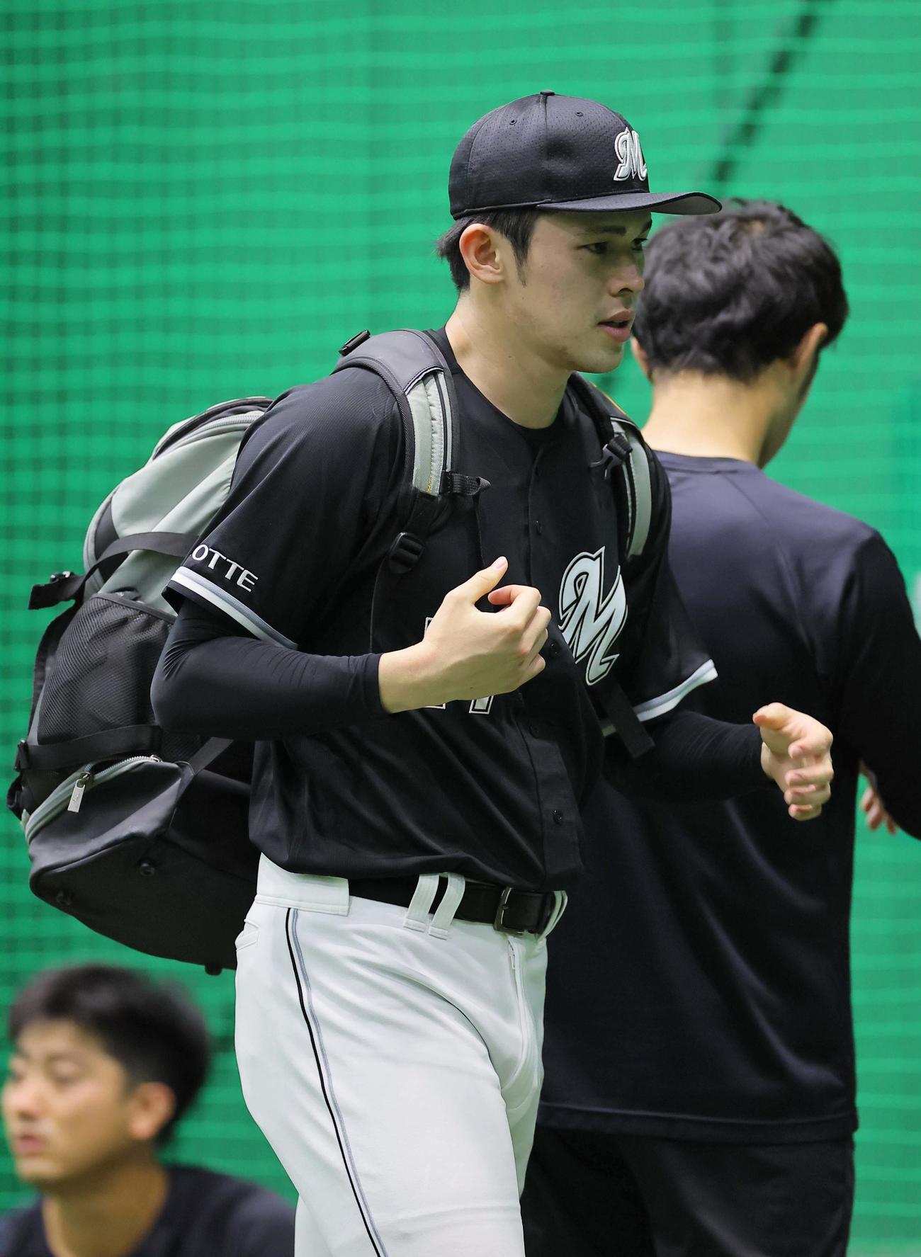 リュックを背負いブルペンへ向かうロッテ佐々木朗（撮影・上田博志）
