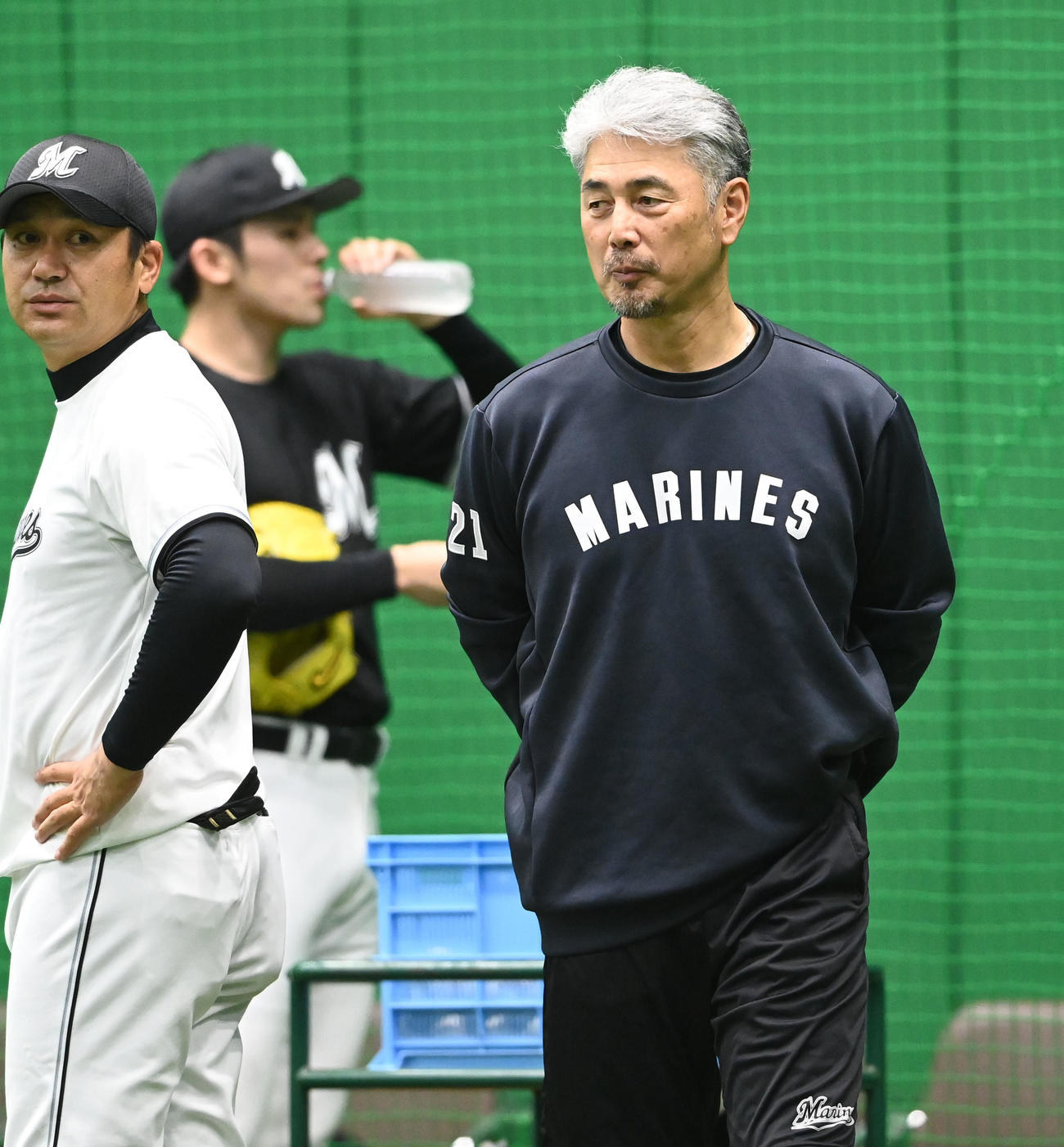 選手の調整を見るロッテ吉井監督、奥は佐々木朗（撮影・和賀正仁）