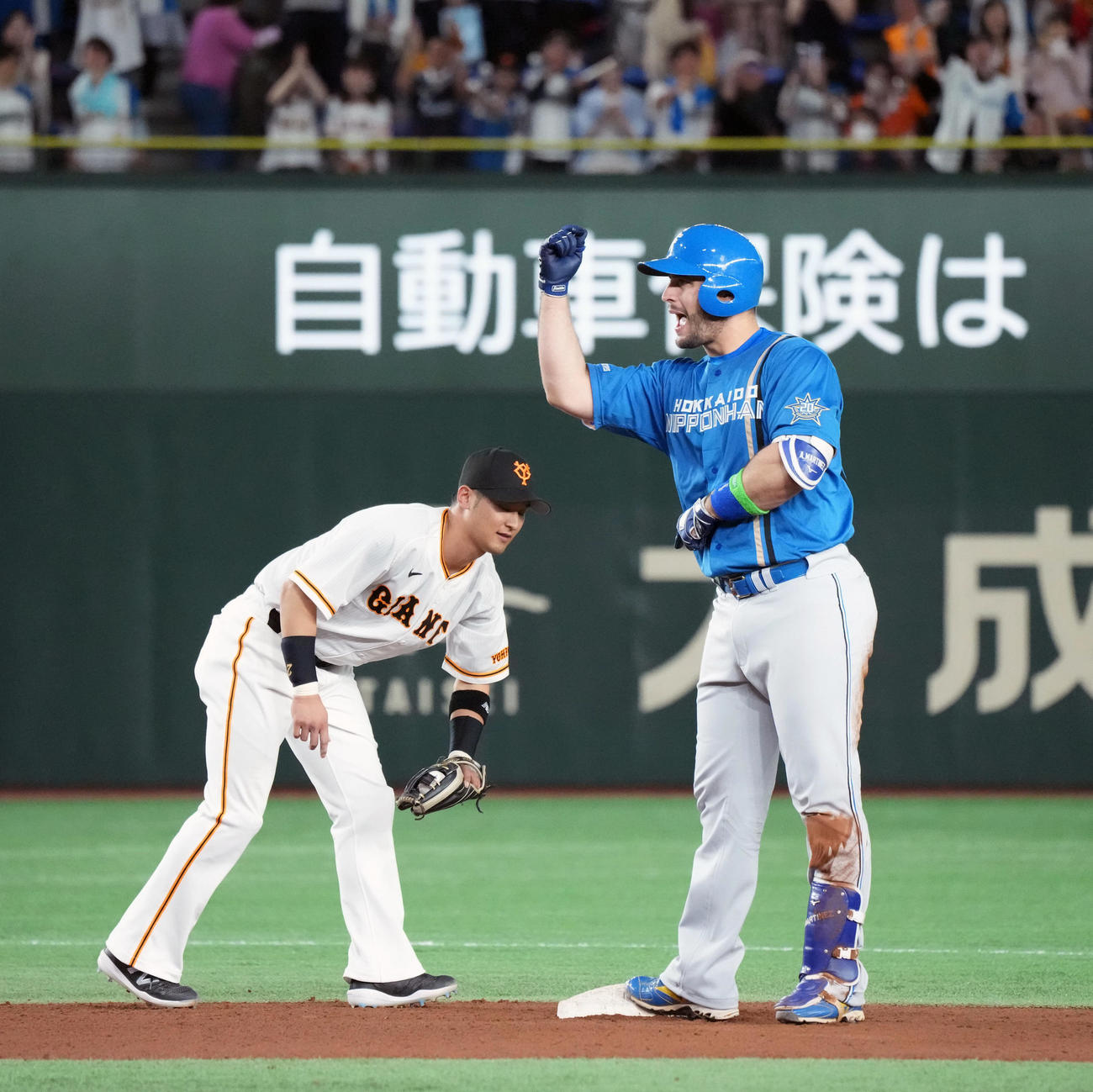 巨人対日本ハム　4回表日本ハム無死二塁、マルティネスは同点の左適時二塁打を放ちベンチに向かってガッツポーズ。左は巨人吉川（撮影・小沢裕）
