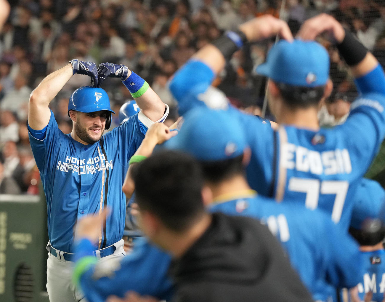 巨人対日本ハム　5回表日本ハム2死二塁、左越え2点本塁打を放ったマルティネス（左）はベンチ前でポーズ（撮影・鈴木みどり）