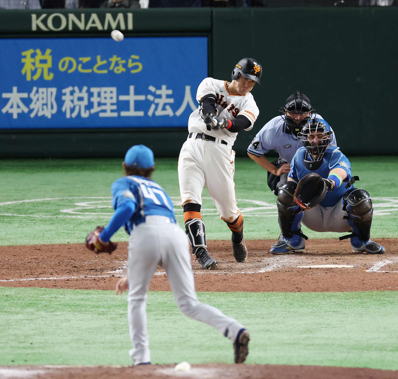 巨人対日本ハム　5回裏巨人1死、右越えソロ本塁打を放つ梶谷。投手鈴木（撮影・宮地輝）