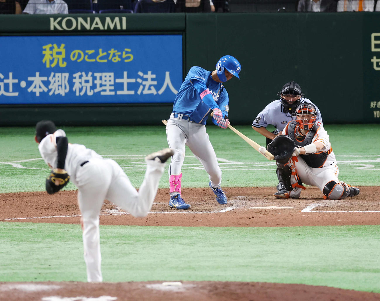 巨人対日本ハム　7回表日本ハム1死、右越えソロ本塁打を放つ加藤豪。投手平内（撮影・宮地輝）