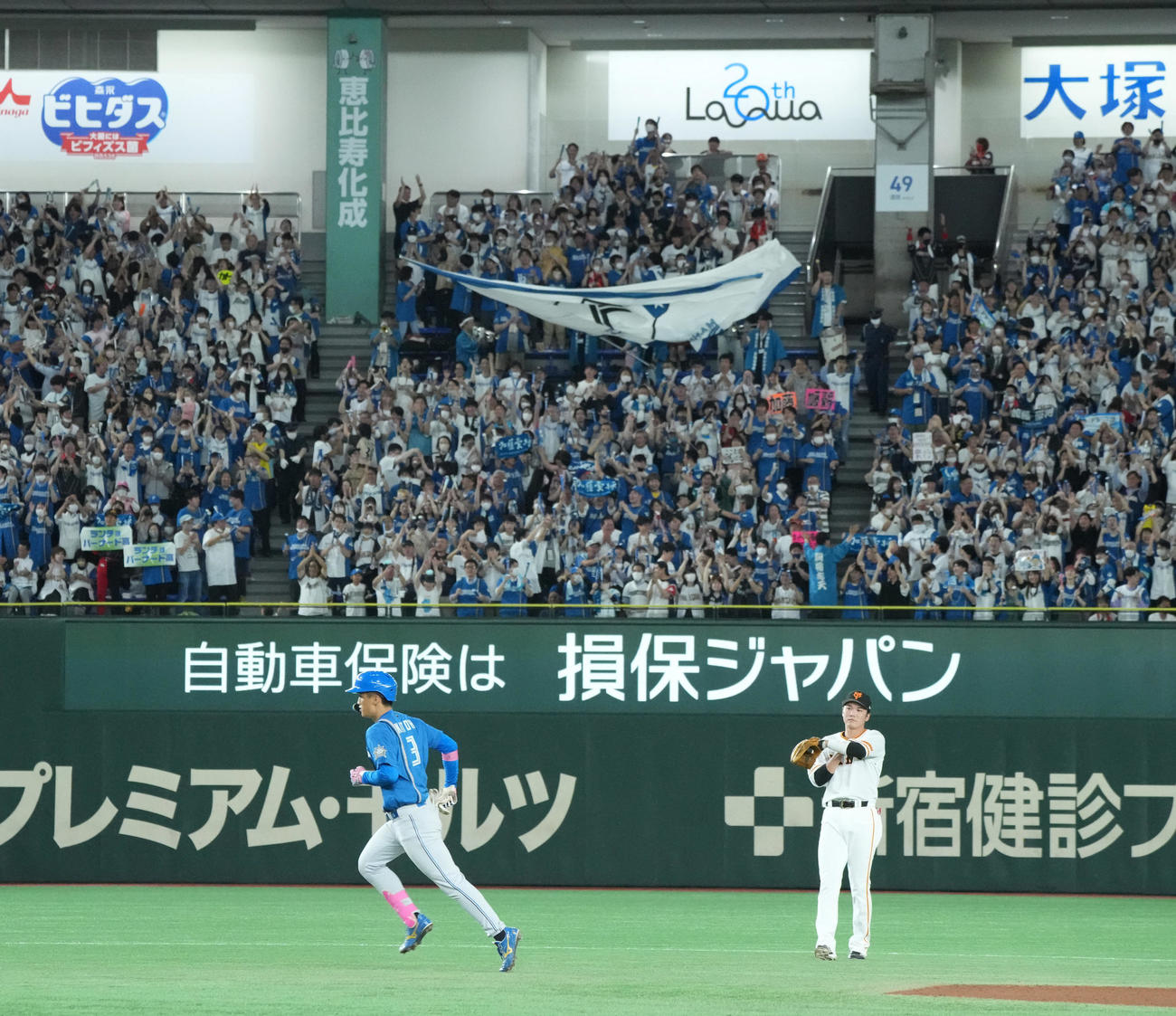 巨人対日本ハム　7回表日本ハム1死、加藤豪は右越えにソロ本塁打を放ち三塁へ向かう（撮影・小沢裕）