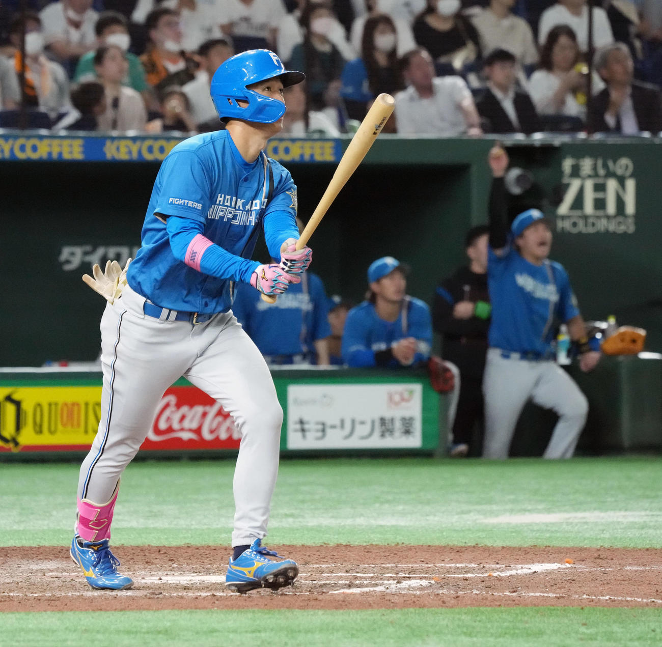 巨人対日本ハム　7回表日本ハム1死、加藤豪は右越えにソロ本塁打を放つ（撮影・小沢裕）