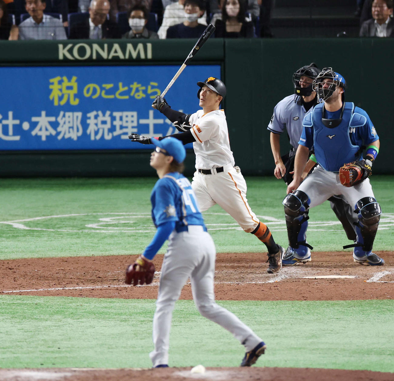 巨人対日本ハム　5回裏巨人1死、右越えソロ本塁打を放つ梶谷。投手鈴木（撮影・宮地輝）
