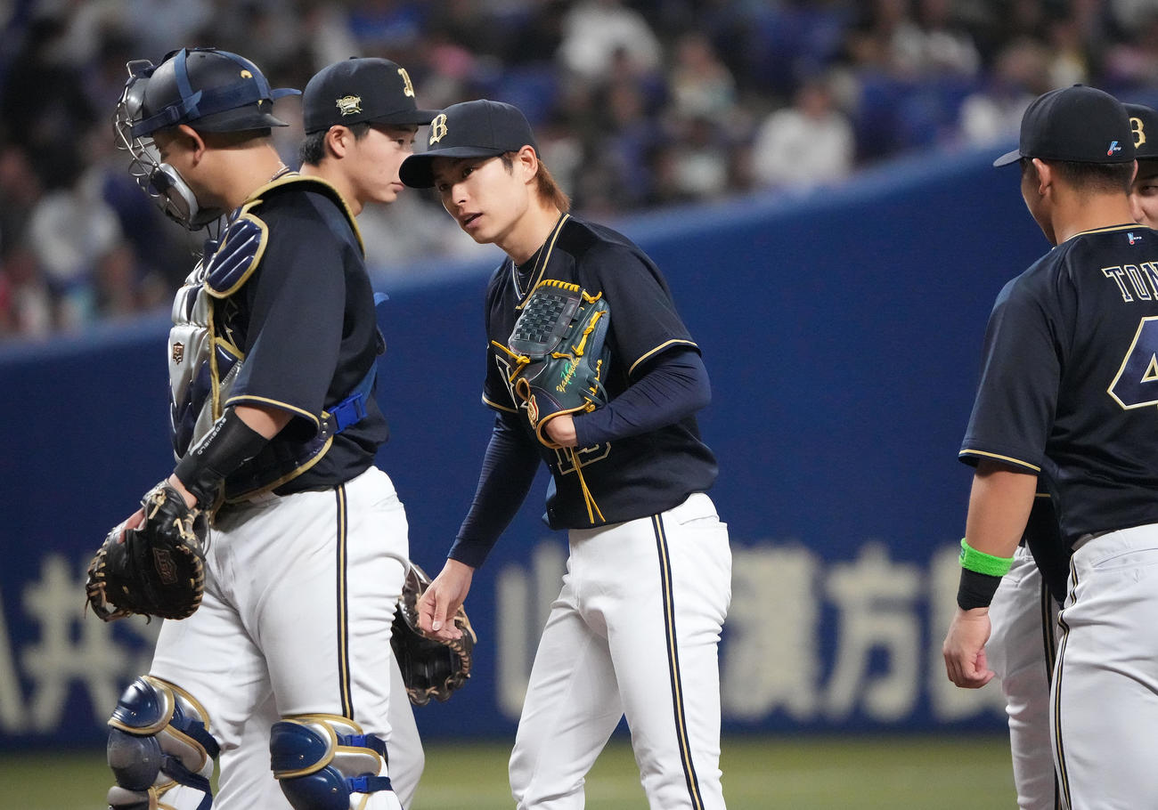 中日対オリックス　4回裏中日1死一、二塁、マウンドの山岡（中央）のもとに集まるオリックスナイン（撮影・森本幸一）