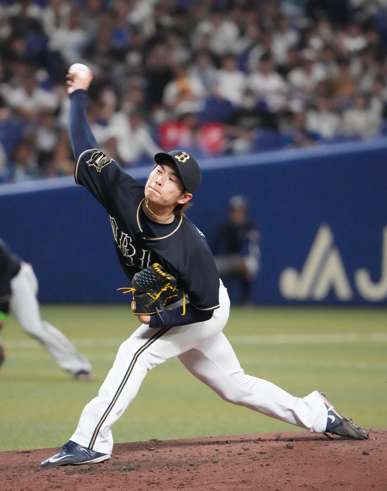 中日対オリックス　力投するオリックス先発の山岡（撮影・森本幸一）