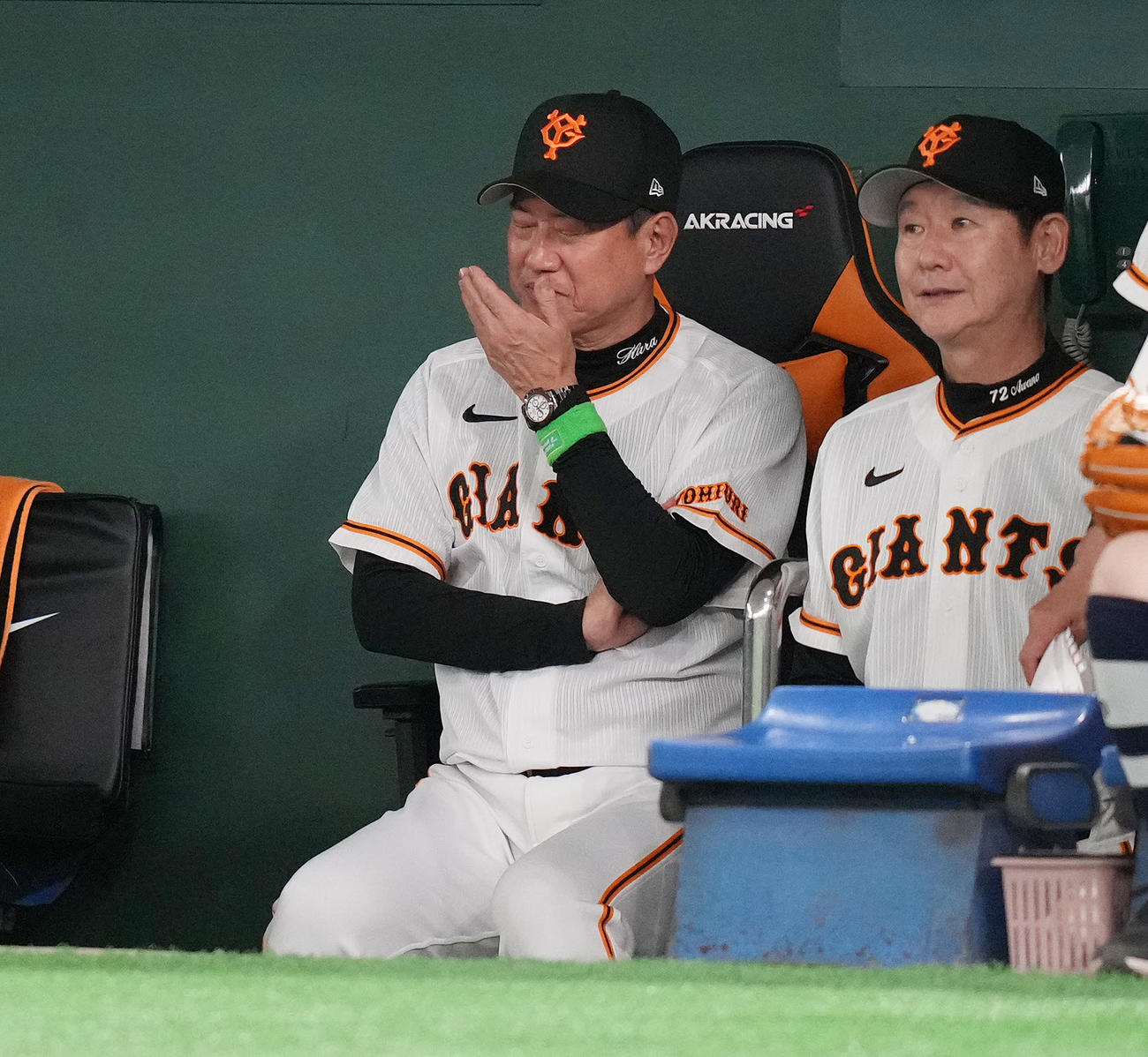 巨人対日本ハム　7回表日本ハム2死一塁、野村の打球を誰も捕球できず中前適時打を許した後、ベンチで顔をしかめる原監督（左）（撮影・鈴木みどり）