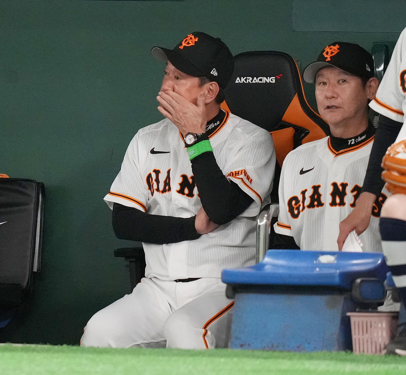 巨人対日本ハム　7回表日本ハム2死一塁、野村の打球を誰も捕球できず中前適時打を許した後、ベンチで顔をしかめる原監督（左）（撮影・鈴木みどり）