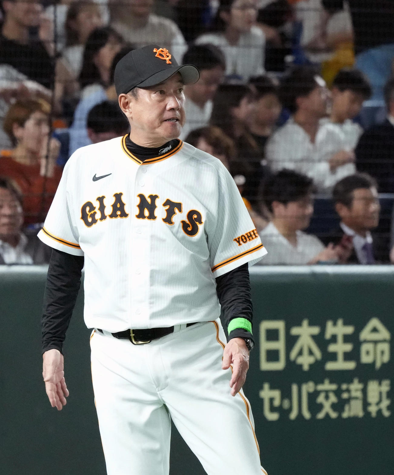 巨人対日本ハム　選手交代を告げ厳しい表情を見せるでベンチヘ引き揚げる巨人原監督（撮影・小沢裕）