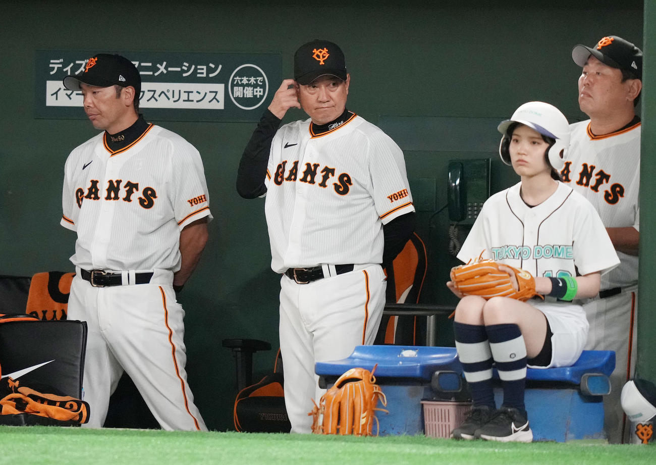 巨人対日本ハム　ベンチで浮かない表情の巨人原監督（中央）（撮影・鈴木みどり）