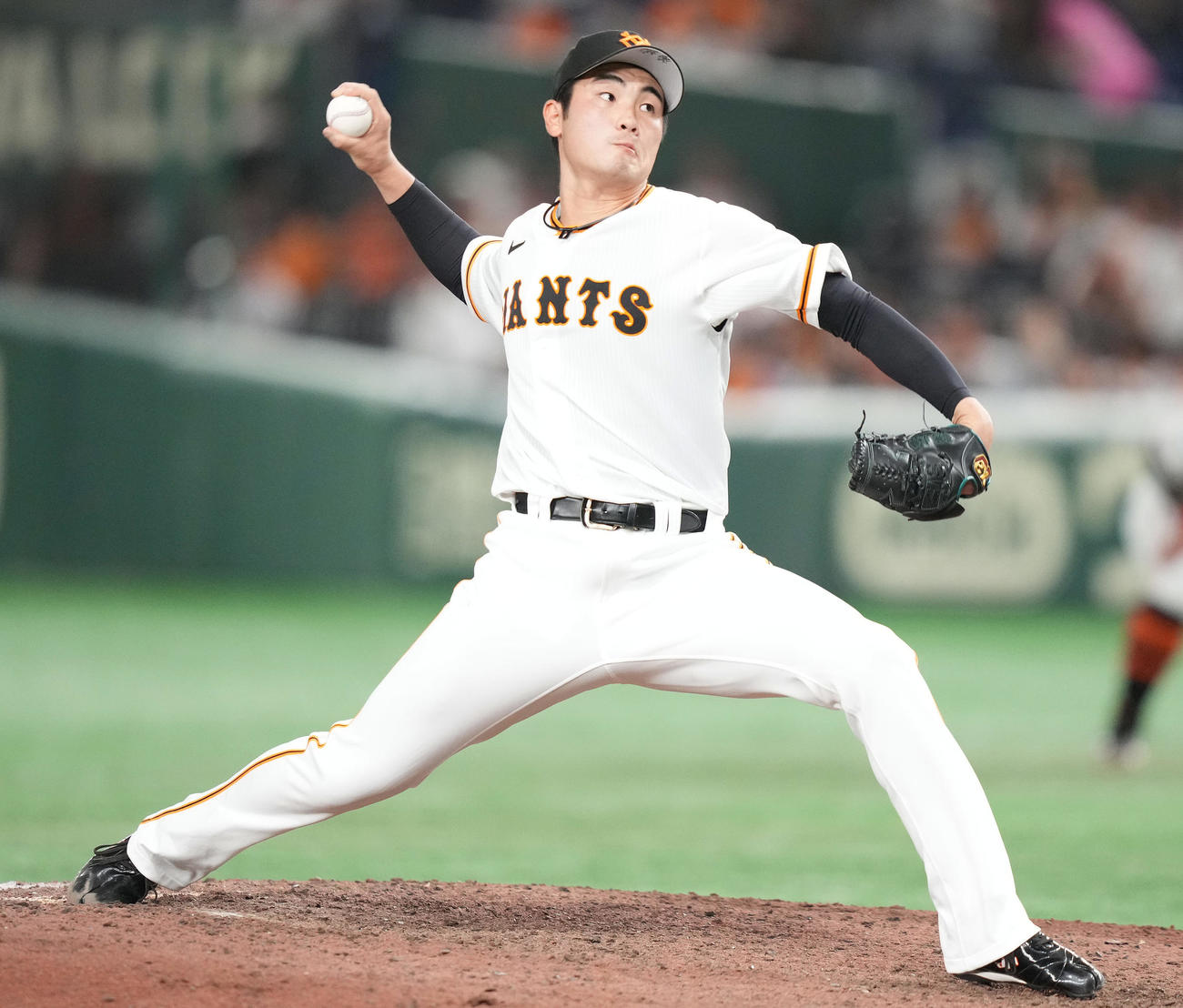 巨人対日本ハム　9回表から4番手で登板した巨人菊地（撮影・鈴木みどり）