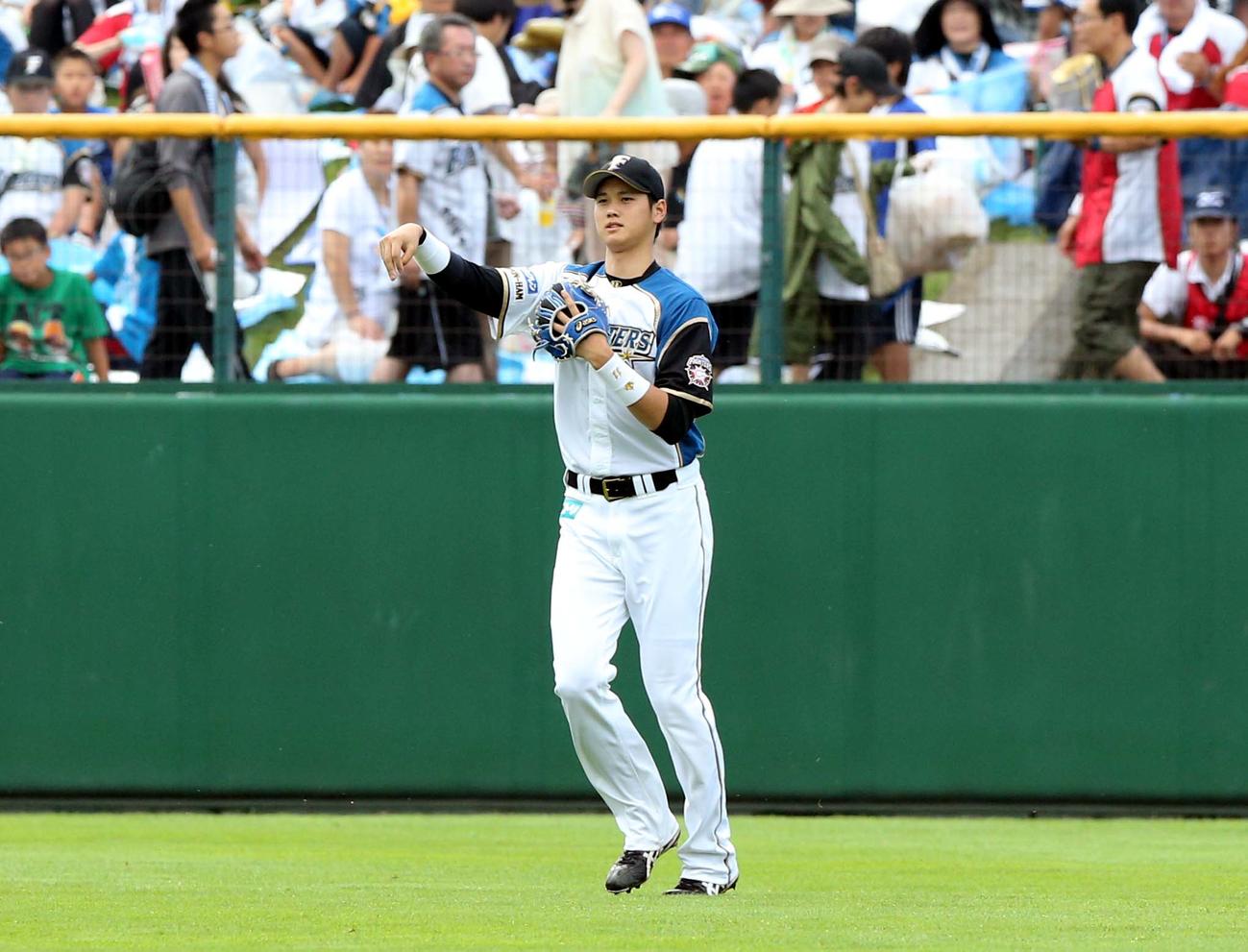 13年8月18日ソフトバンク戦の1回、右翼の守備につく日本ハム大谷翔平