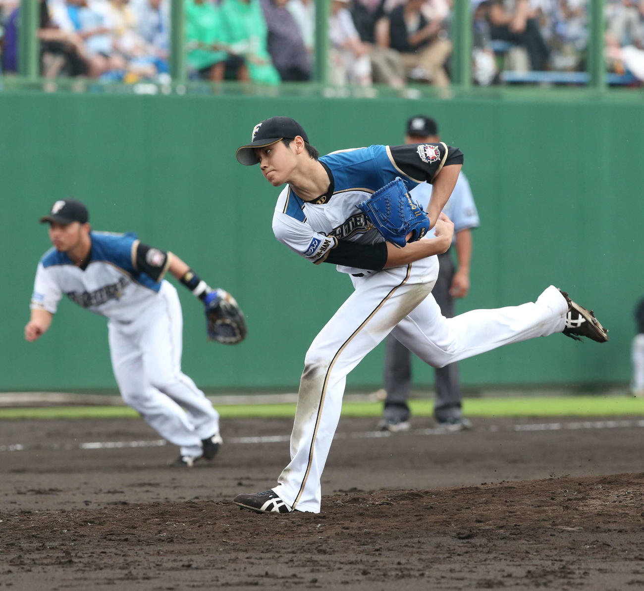 13年8月18日ソフトバンク戦の8回に中継ぎで登板し力投する日本ハム大谷翔平