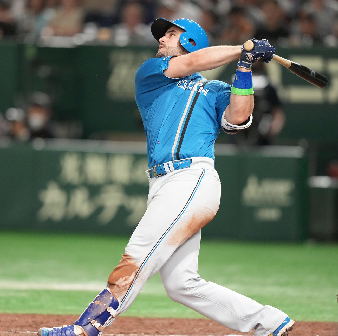巨人対日本ハム　5回表日本ハム2死一塁、左越え2点本塁打を放つマルティネス（撮影・鈴木みどり）