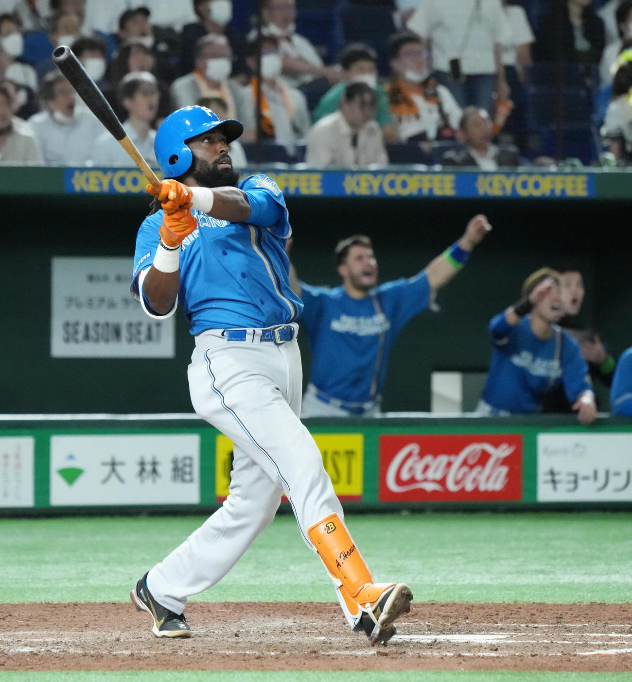 巨人対日本ハム　8回表日本ハム1死、右越えにソロ本塁打を放つ代打ハンソン（撮影・小沢裕）