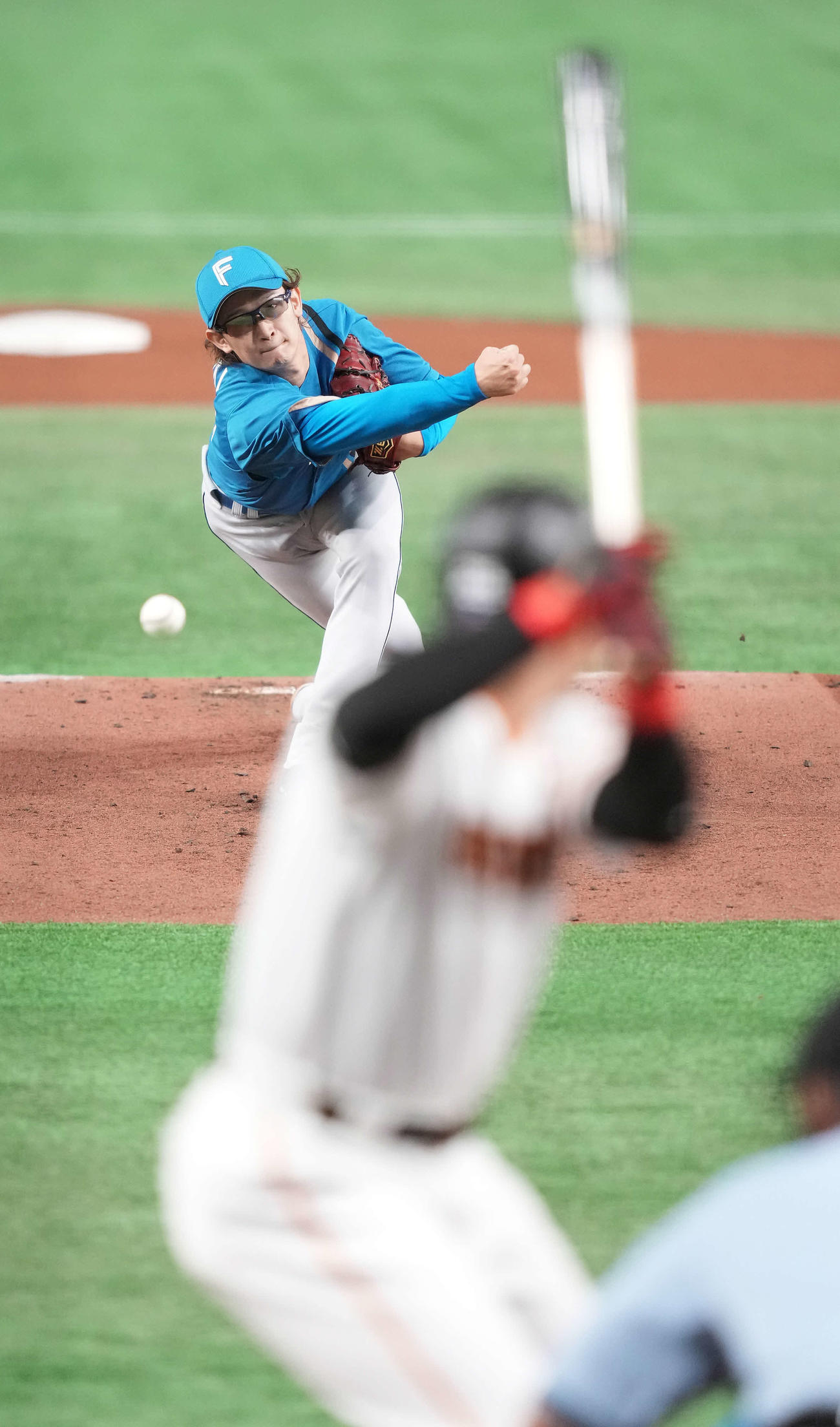 巨人対日本ハム　力投する日本ハム先発の鈴木。打者岡本和（撮影・鈴木みどり）