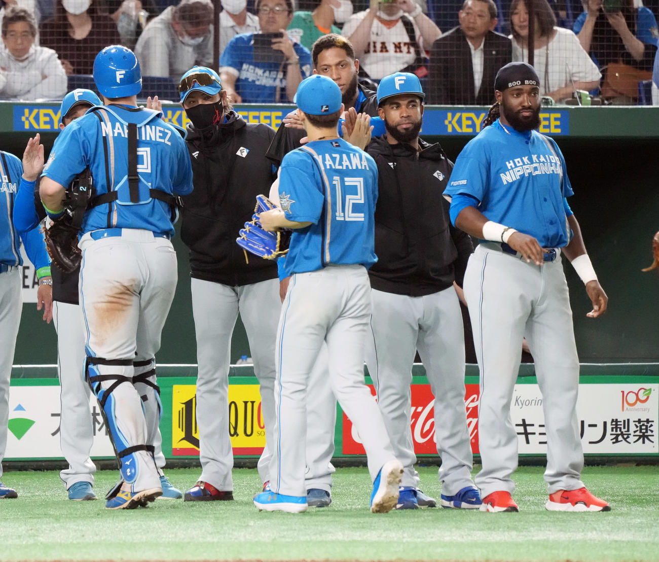 巨人対日本ハム　マルティネス（左）らナインを出迎える日本ハム新庄剛志監督（撮影・小沢裕）