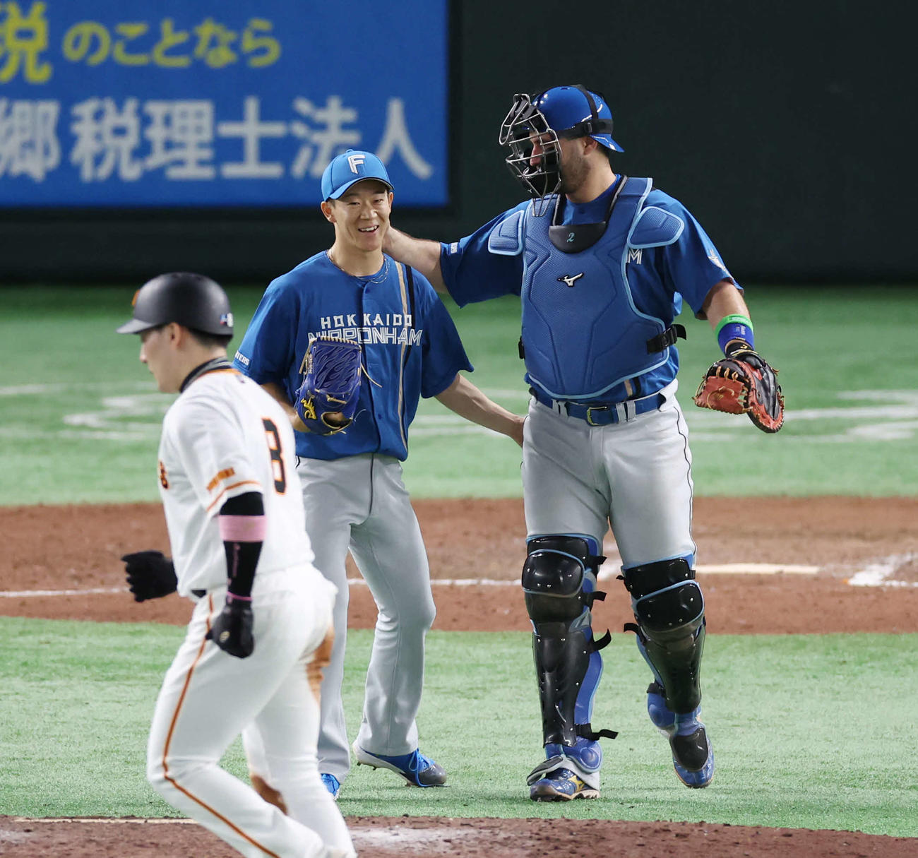 巨人対日本ハム　9回裏巨人2死二塁、代打萩尾を三振に仕留めた矢沢（中央）はマルティネスの祝福に笑顔。左は丸（撮影・宮地輝）