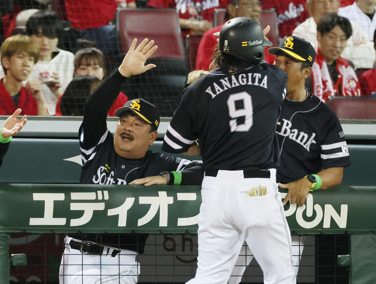 広島対ソフトバンク　6回表ソフトバンク無死一塁、藤本監督（左）は右越え2点本塁打を放った柳田を迎える（撮影・加藤孝規）