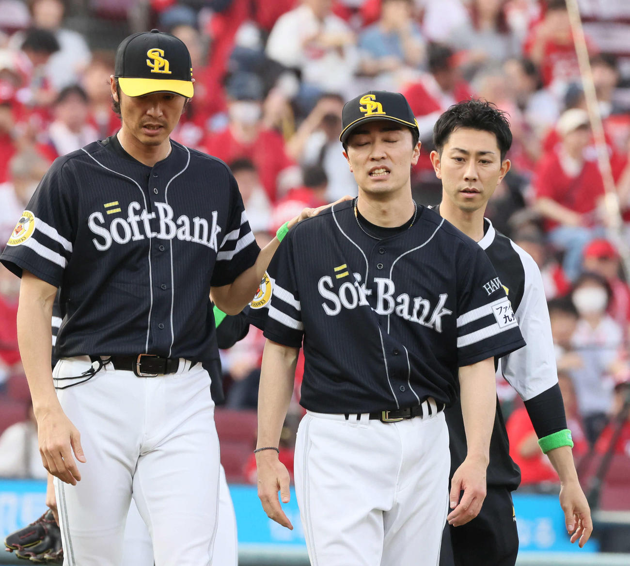 広島対ソフトバンク　2回裏広島無死、マクブルームの投前内野安打で故障し、降板となったソフトバンク先発の和田（右）（撮影・加藤孝規）