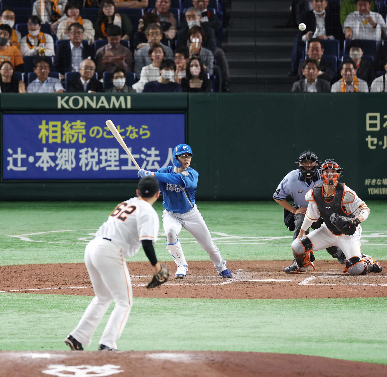 巨人対日本ハム　4回表日本ハム1死二、三塁、鈴木は遊ゴロを放つ。投手横川（撮影・宮地輝）