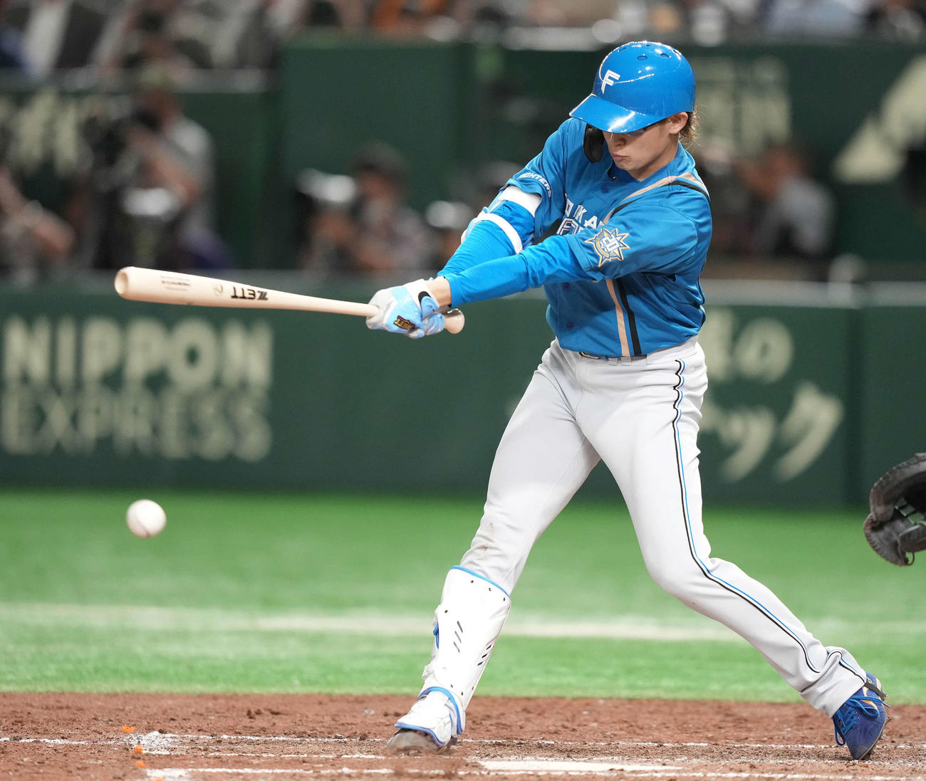 巨人対日本ハム　4回表日本ハ1死一、二塁、遊ゴロに倒れる鈴木（撮影・鈴木みどり）