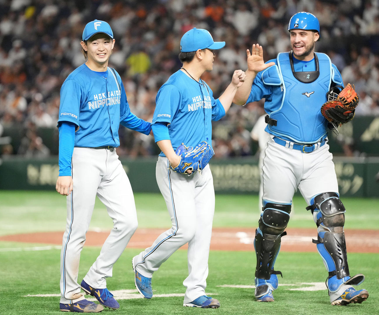 巨人対日本ハム　6回裏巨人2死二、三塁、丸を左飛に仕留めた河野（中央）を笑顔で迎える鈴木。右はマルティネス（撮影・鈴木みどり）
