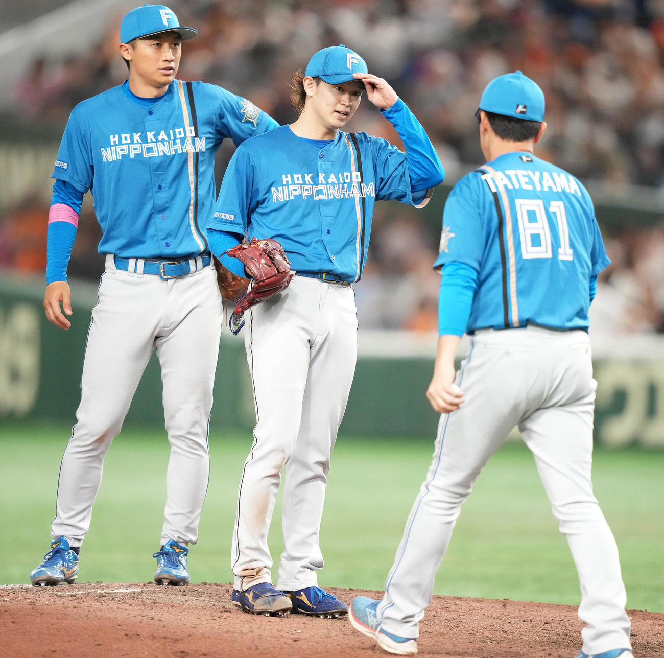 巨人対日本ハム　6回裏途中で降板する日本ハム先発鈴木（中央）（撮影・鈴木みどり）