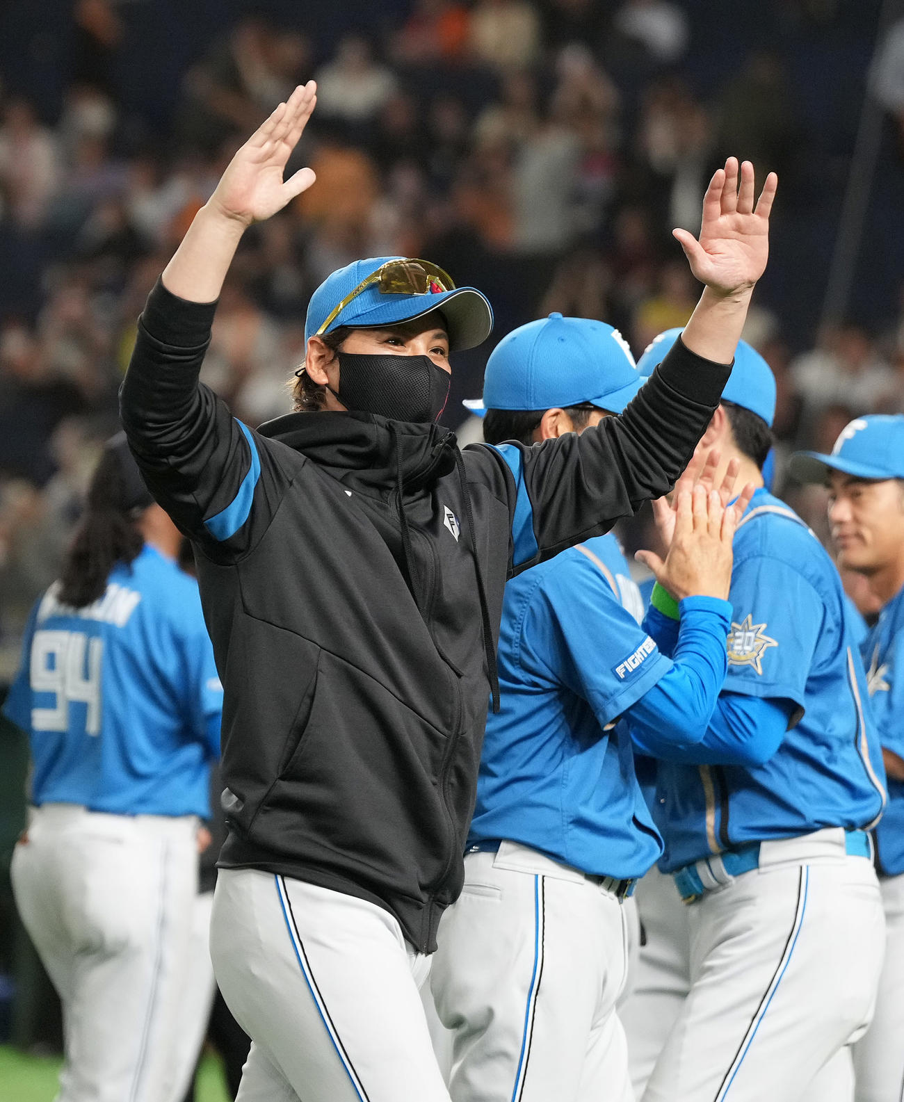 巨人に勝利し、ファンの声援に応える日本ハム新庄監督（撮影・鈴木みどり）