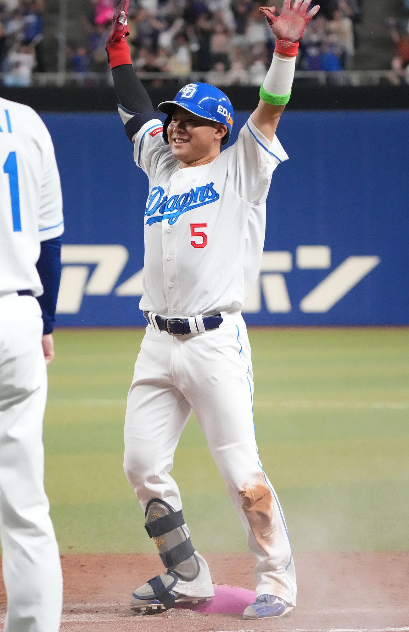 中日対オリックス　11回裏中日2死満塁、右前サヨナラ適時打を放ち喜ぶ村松（撮影・森本幸一）